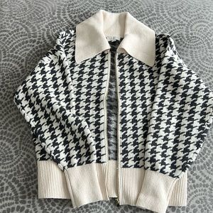 Loft houndstooth grey and cream zippered sweater. Never worn size Medium